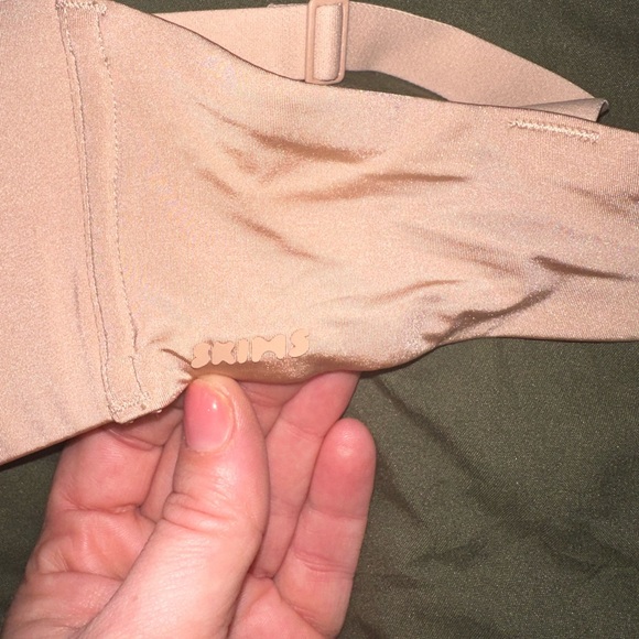 SKIMS Wireless Nude Bra - Picture 5 of 5